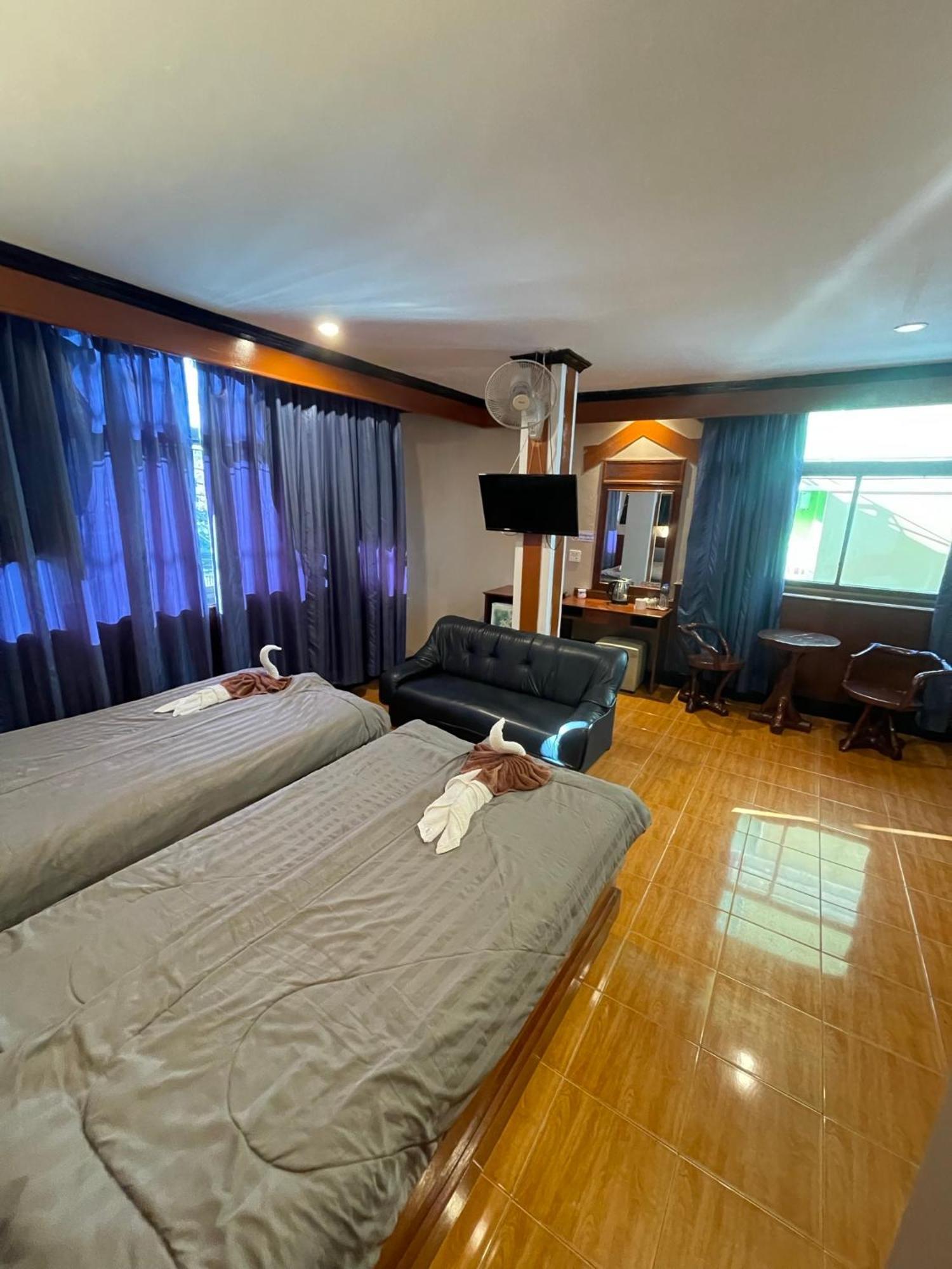 Centre Point Patong Exterior foto