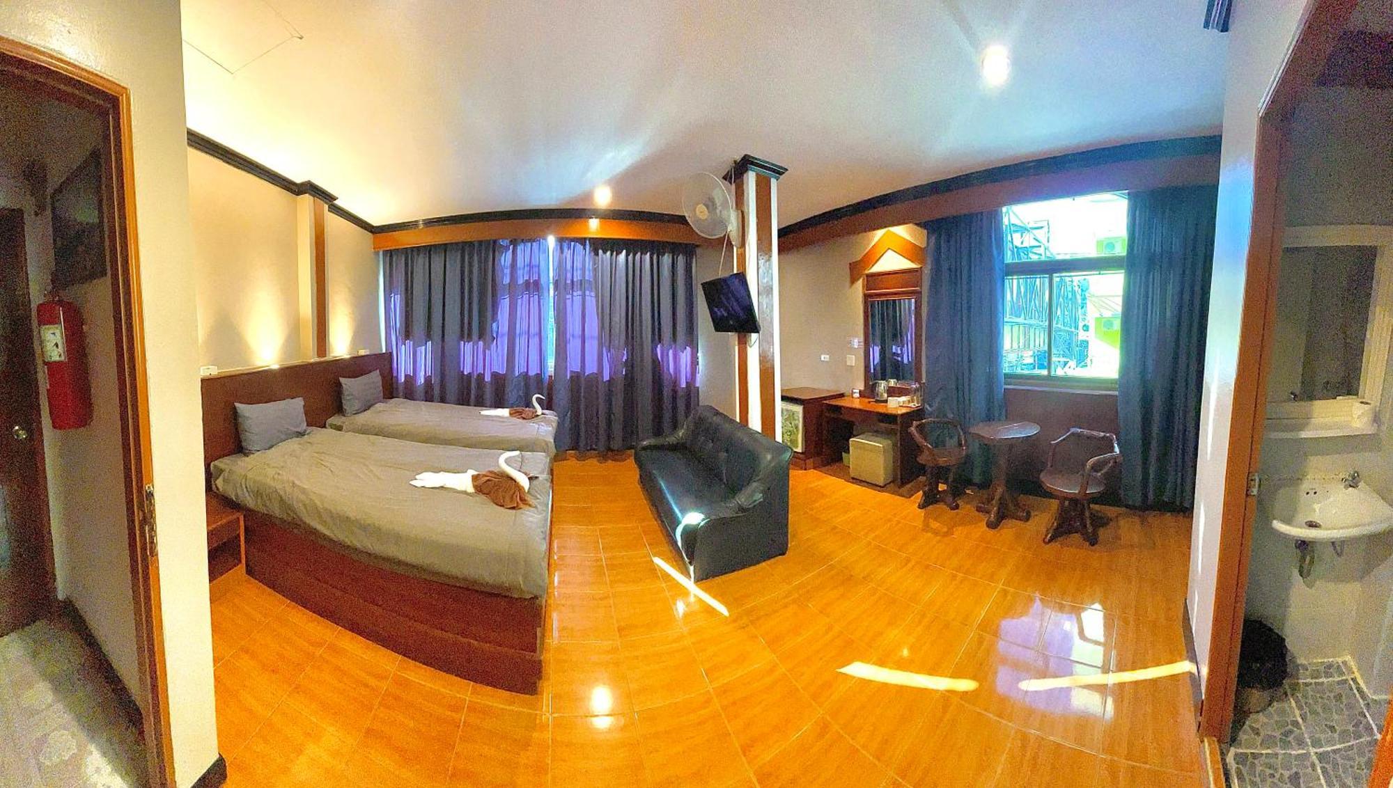 Centre Point Patong Exterior foto