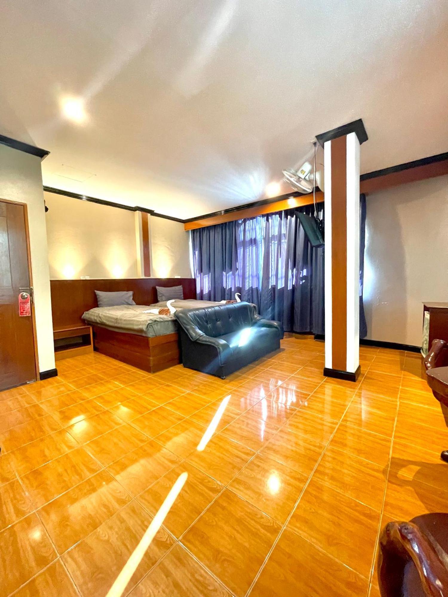 Centre Point Patong Exterior foto