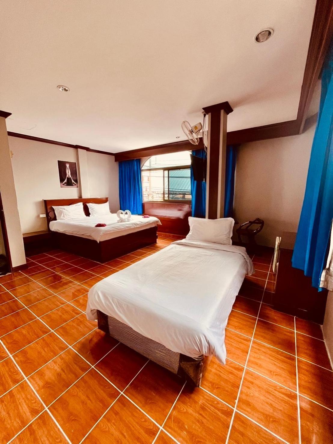Centre Point Patong Exterior foto