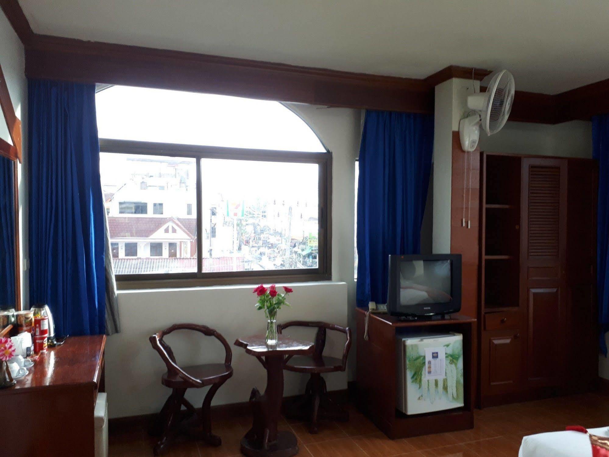 Centre Point Patong Exterior foto