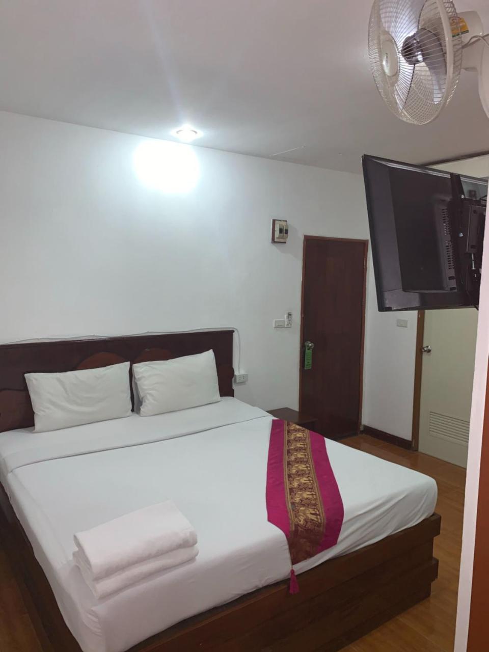 Centre Point Patong Exterior foto